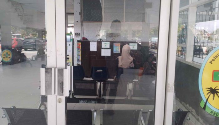 Pelayanan Lamban, Pasien Pecahkan Kaca di RSUD Ampana